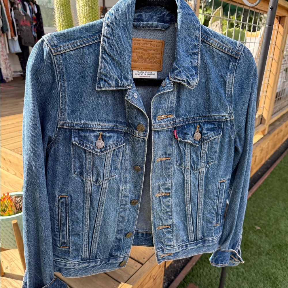 Women’s Levi denim jacket size small